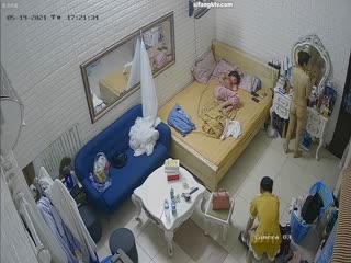 监控破解偷窥一居室三个姐妹在家里光溜溜的换衣服