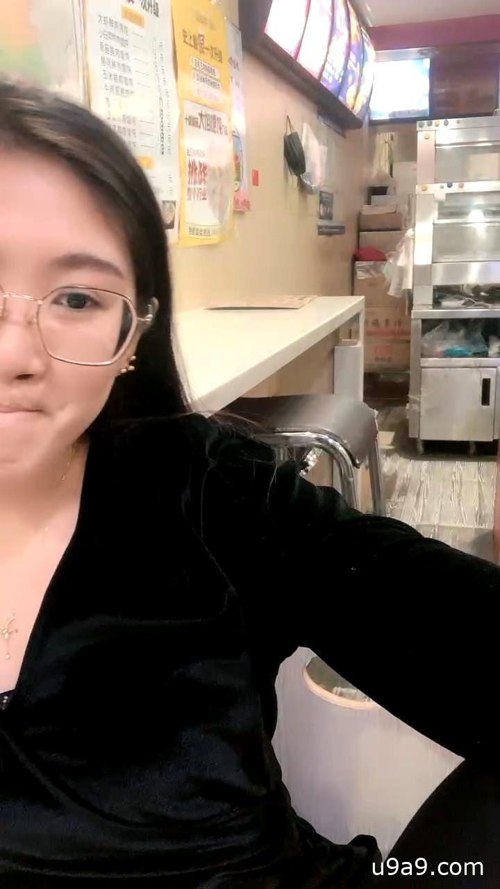炸雞店騷老板娘廚房偷歡！狼友遠程指揮揉豪乳掰嫩穴，脫褲露逼求圍觀調教